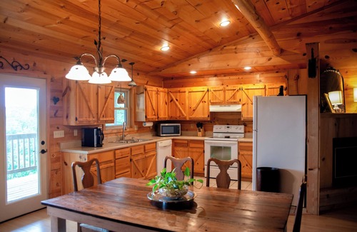 Mountain View Cabin | Charming 3-bedroom cabin with a view, AC/wifi located near Mountain View