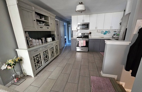 East Side House | Charming 3-bedroom 1 bathroom bungalow in cool Chicago with AC friendly family