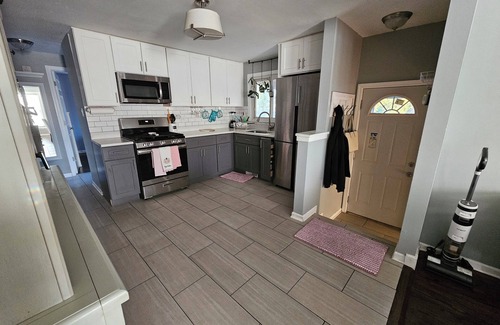East Side House | Charming 3-bedroom 1 bathroom bungalow in cool Chicago with AC friendly family