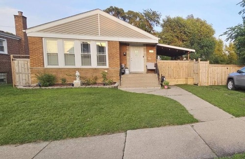 East Side House | Charming 3-bedroom 1 bathroom bungalow in cool Chicago with AC friendly family