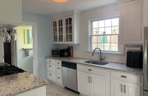 West Hyannisport House | CHARMING 3 BEDROOM, 2 BATH, PET FRIENDLY HOUSE-A/C-BEACH PASS INCLUDED