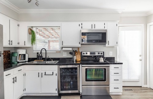 Four Corners House | Charming 3-bedroom 2 Bath House with Nice Backyard, Near Airport in Nashville