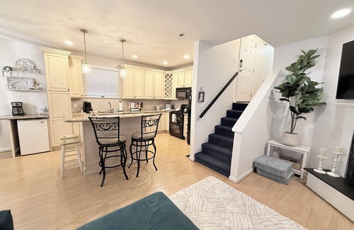 Gold Coast Condo | Charming 3-bedroom 2 bath , 1st floor condo on 23rd & Asbury