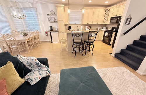 Gold Coast Condo | Charming 3-bedroom 2 bath , 1st floor condo on 23rd & Asbury