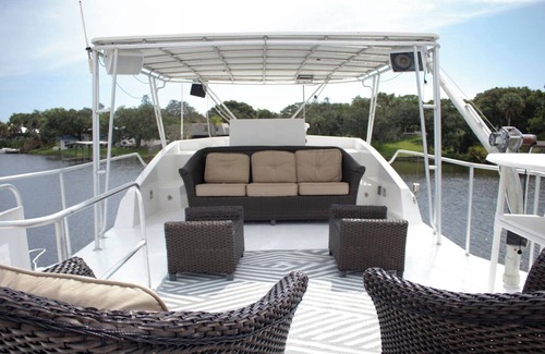 Tropic Boat Rental | Charming 3-bedroom 60' Yacht - Scenic Harbor