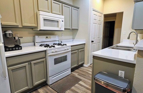 Rio Rancho Apartment | Charming 3-bedroom apartment in enchanting Rio Rancho with AC, WiFi