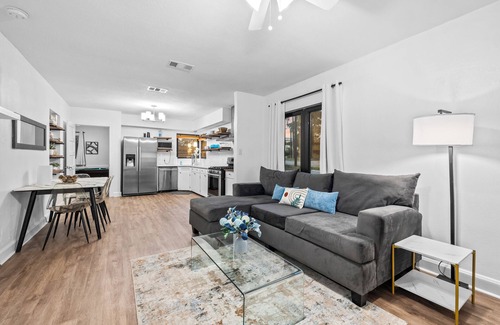 Hyde Park House | Charming 3-bedroom apartment with WiFi and AC in pleasant Bentwood Austin