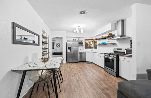 Hyde Park House | Charming 3-bedroom apartment with WiFi and AC in pleasant Bentwood Austin