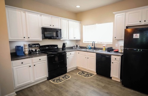 Union City House | Charming 3-bedroom building in Union City.10 minutes away from the airport