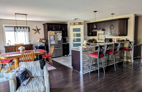 South-West Oxford House | Charming 3-bedroom bungalow in Ingersoll. Perfect for extended stay!