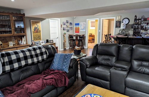 South-West Oxford House | Charming 3-bedroom bungalow in Ingersoll. Perfect for extended stay!