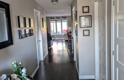 South-West Oxford House | Charming 3-bedroom bungalow in Ingersoll. Perfect for extended stay!
