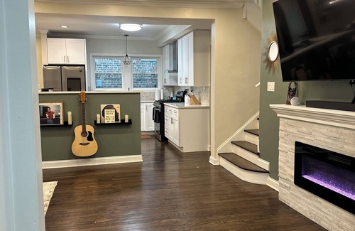 South Shore House | Charming 3-bedroom bungalow, Bonus Room Gym & Private Backyard, minutes from UC