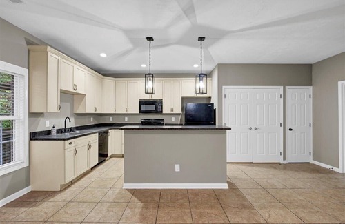 Crescent Hill Condo | Charming 3-bedroom condo with WiFi and AC in lovely Louisville