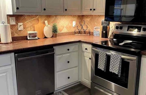 Dahlonega Cabin | Charming 3-bedroom cabin that’s family friendly with WiFi in Dahlonega