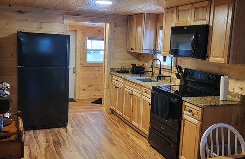 Greentown Cabin | Charming 3-bedroom cabin with WiFi, AC in Promised Land State Park