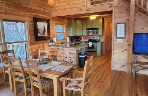 Tate Cabin | Charming 3-bedroom cabin with amazing mountain views in delightful Jasper