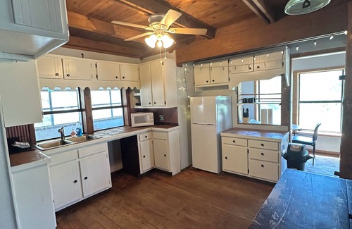 Fox Cabin | Charming 3-bedroom cabin with AC and WiFi in Fox, AR