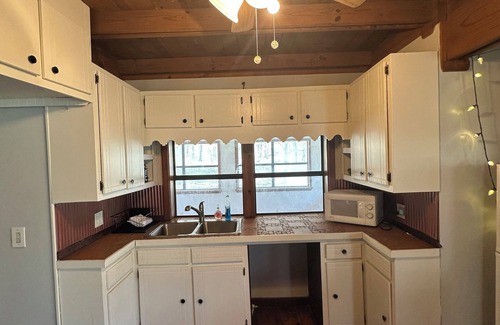 Fox Cabin | Charming 3-bedroom cabin with AC and WiFi in Fox, AR