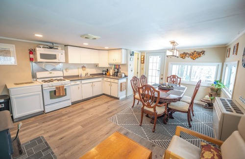 Wardsboro Ski Chalet | Charming 3+ bedroom chalet with Hot Tub, WiFi, AC in lovely Wardsboro