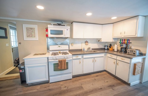Wardsboro Ski Chalet | Charming 3+ bedroom chalet with Hot Tub, WiFi, AC in lovely Wardsboro