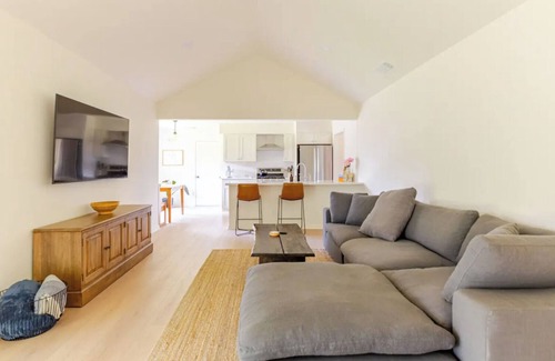 Whitemarsh Island House | Charming 3-bedroom Coastal Vacation Home near the beach and downtown Savannah