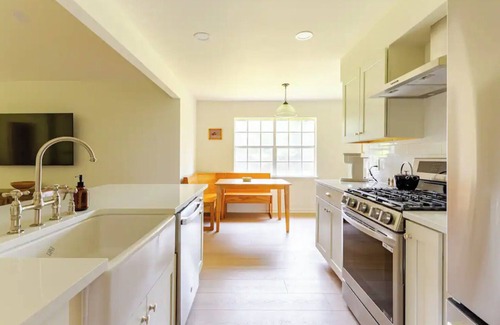 Whitemarsh Island House | Charming 3-bedroom Coastal Vacation Home near the beach and downtown Savannah