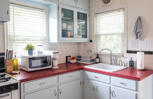 North Decatur Cottage | Charming 3-bedroom cottage in delightful Decatur with King bed