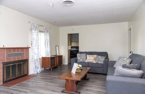 Ivanhoe Cottage | Charming 3-bedroom cottage with AC and WiFi minutes away from Sequoia Entrance.