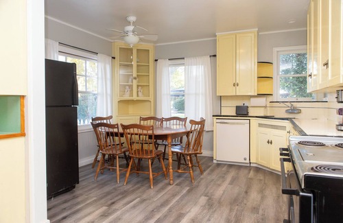 Ivanhoe Cottage | Charming 3-bedroom cottage with AC and WiFi minutes away from Sequoia Entrance.