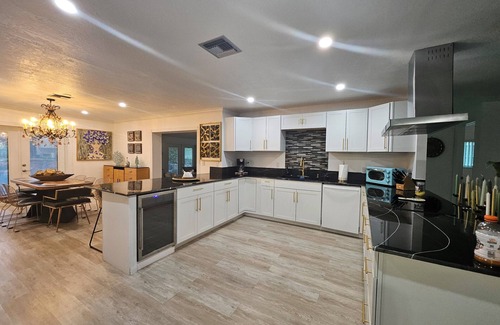 Central Naples Cottage | Charming 3-bedroom cottage with WiFi and AC in gorgeous Naples