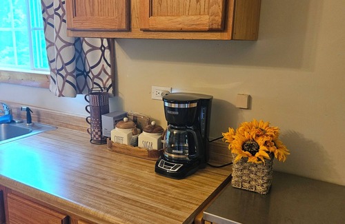 Oxford Cottage | Charming 3-bedroom cottage in Oxford with WiFi and AC close to Wisconson Dells