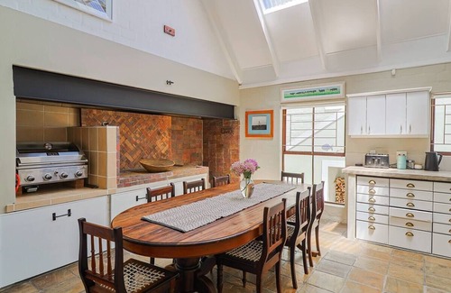 Onrus Cottage | Charming 3-bedroom cottage in quaint Onrus with WiFi, AC