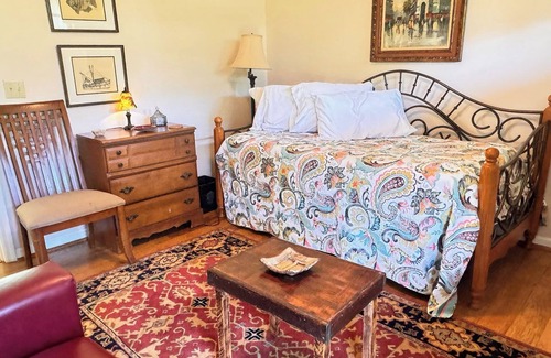 Metter House | Charming 3-bedroom country home in lovely Metter GA, near GSU and Savannah