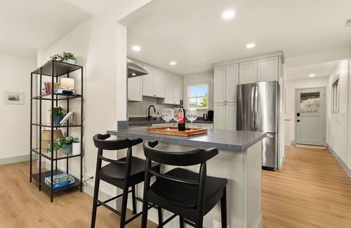 Loyal Heights House | Charming 3-bedroom Craftsman with AC + EV-Charger + very walkable in Ballard