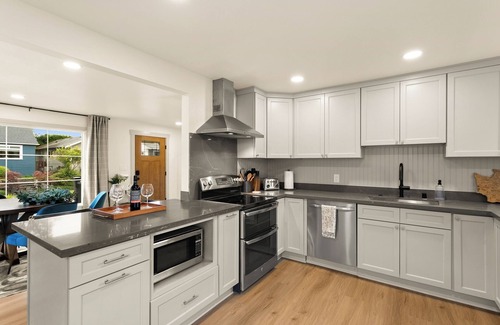 Loyal Heights House | Charming 3-bedroom Craftsman with AC + EV-Charger + very walkable in Ballard