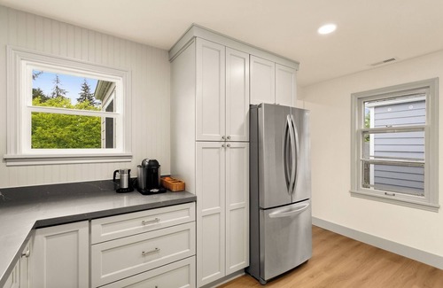 Loyal Heights House | Charming 3-bedroom Craftsman with AC + EV-Charger + very walkable in Ballard