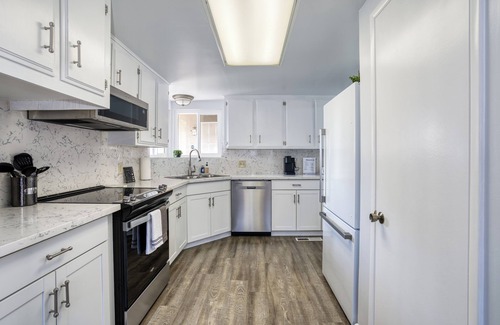 Raisin House | Charming 3-bedroom + Den house with AC and WiFi in awesome North Fresno.
