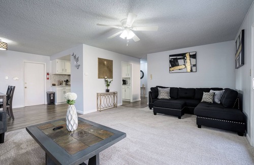 Raisin House | Charming 3-bedroom + Den house with AC and WiFi in awesome North Fresno.