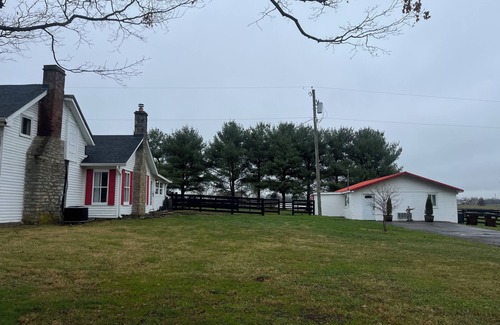 Paris Cottage | Charming 3-bedroom detached cottage on horse farm near Lexington and Georgetown.