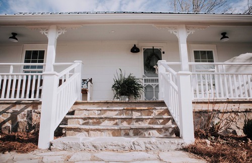 Apison House | Charming 3-bedroom farmhouse in tranquil Apison, near Chattanooga