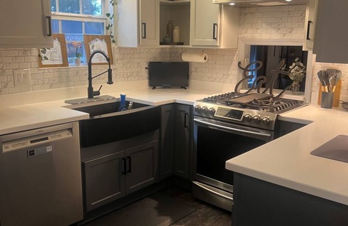 Martinez House | Charming 3-bedroom for Masters. Pool, Patio w/Firepit, Gas Grill. 5mi to course