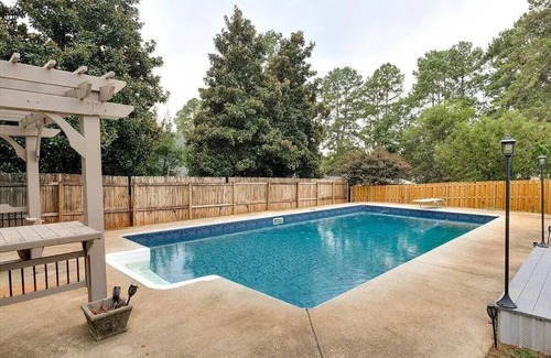 Martinez House | Charming 3-bedroom for Masters. Pool, Patio w/Firepit, Gas Grill. 5mi to course