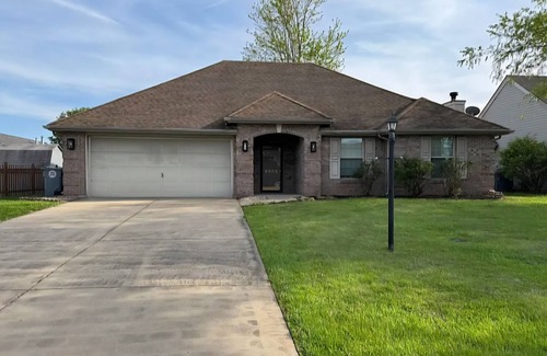 Evansville House | Charming 3-bedroom house with WiFi and AC in peaceful Evansville