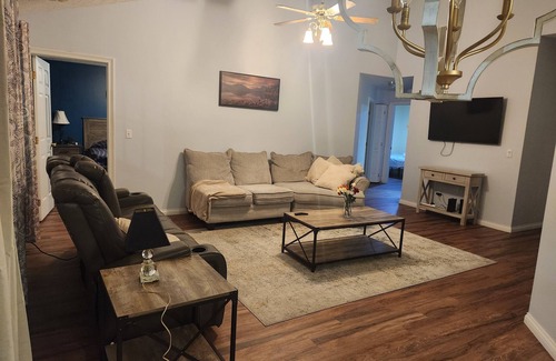 Evansville House | Charming 3-bedroom house with WiFi and AC in peaceful Evansville