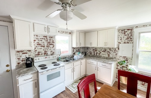 Honea Path House | Charming 3-bedroom house with WiFi, AC, private backyard in tranquil Honea Path