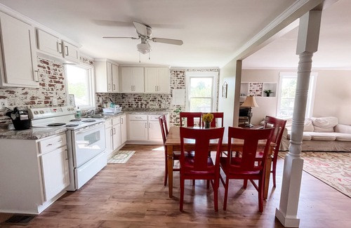 Honea Path House | Charming 3-bedroom house with WiFi, AC, private backyard in tranquil Honea Path