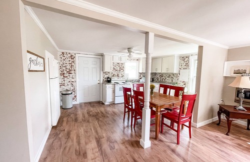 Honea Path House | Charming 3-bedroom house with WiFi, AC, private backyard in tranquil Honea Path