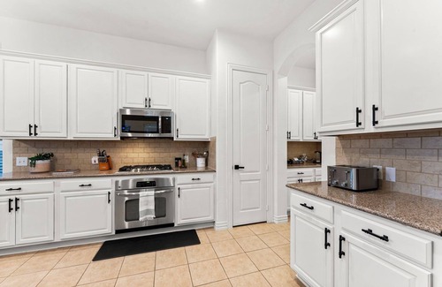 Lewisville House | Charming 3-bedroom house in delightful Lewisville with WiFi, AC