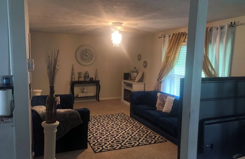 Portsmouth House | Charming 3-bedroom house with in Portsmouth with spacious backyard!